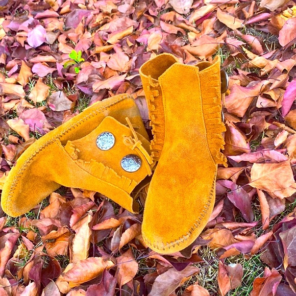 Minnetonka Moccasin Booties - Picture 1 of 5